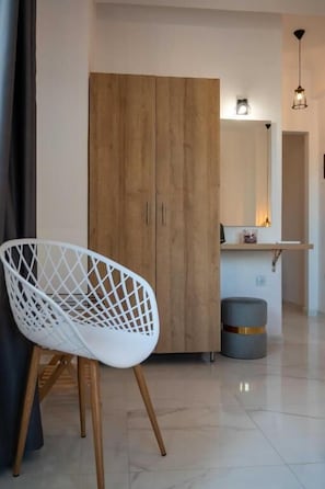 Superior Apartment, Sea View, Ground Floor A1 | Système d’insonorisation, fer et planche à repasser