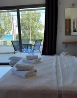 Sistema de insonorización, tabla de planchar con plancha y cunas 