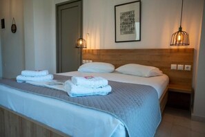 Superior Apartment, Sea View, Ground Floor A1 | Bagno | Doccia, asciugacapelli, pantofole, asciugamani