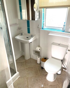 Dusche, Haartrockner, Handtücher, Seife