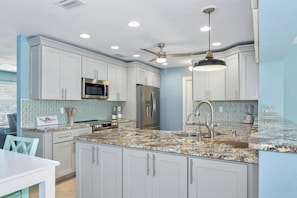 House, Multiple Beds (Jefferson) | Private kitchen