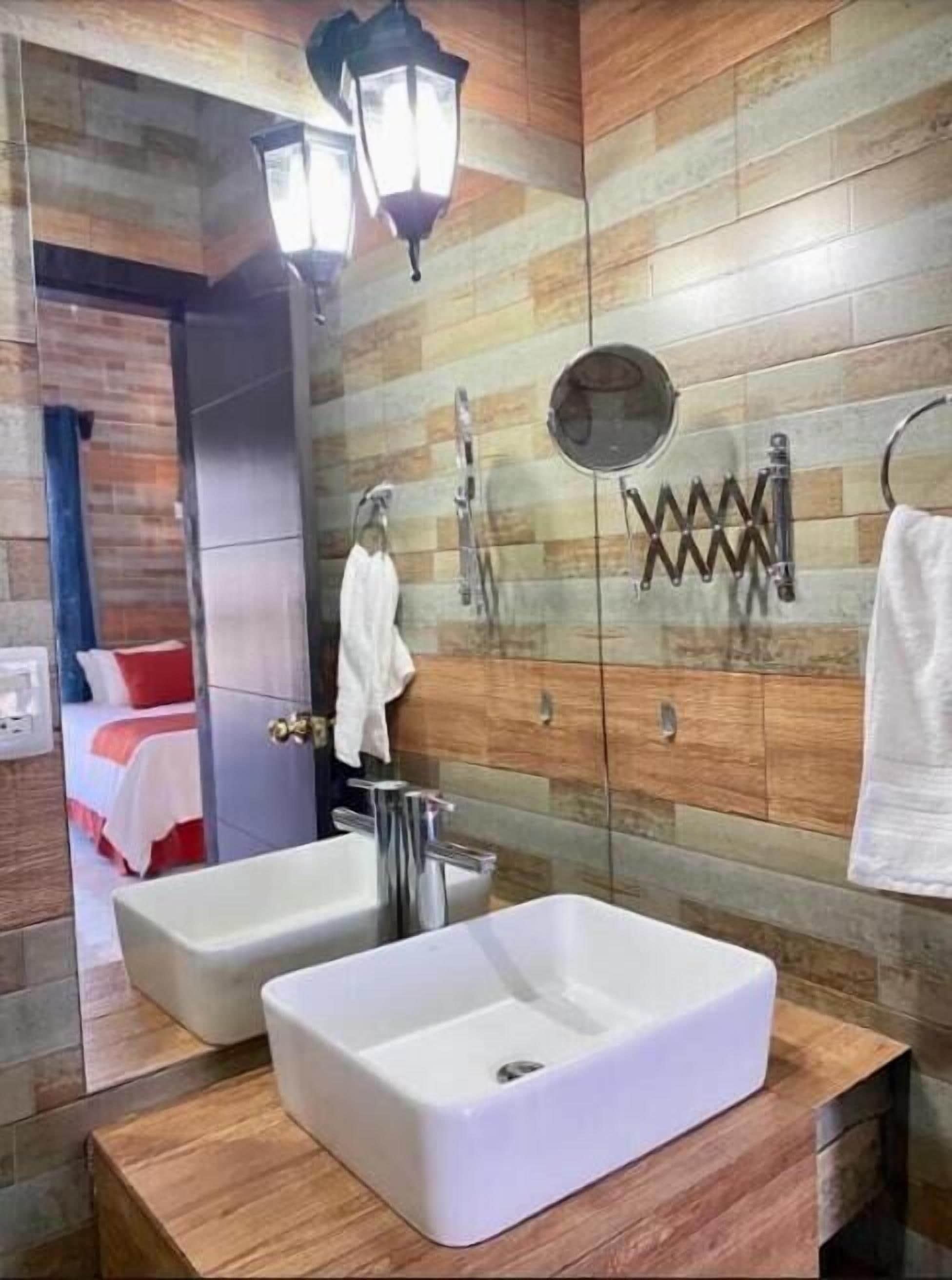 Toallas, jabón, shampoo, papel de baño 