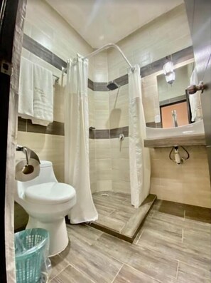 Quarto clássico | Banheiro | Toalhas de banho, sabonete, shampoo, papel higiênico