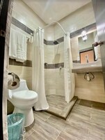 Toallas, jabón, shampoo, papel higiénico