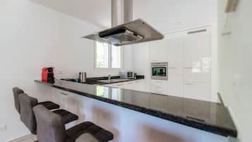 Deluxe Apartment, Patio, River View | Private kitchen | Fridge, microwave, oven, stovetop