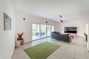 Comfort Apartment, River View | Living area | 65-inch flat-screen TV with digital channels - Casa Bianca  (Sonogno)