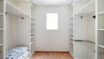 Comfort Apartment, River View | Wardrobe