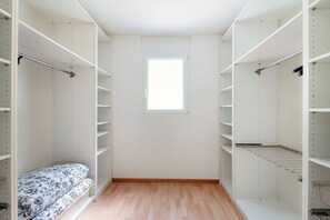 Comfort Apartment, River View | Wardrobe