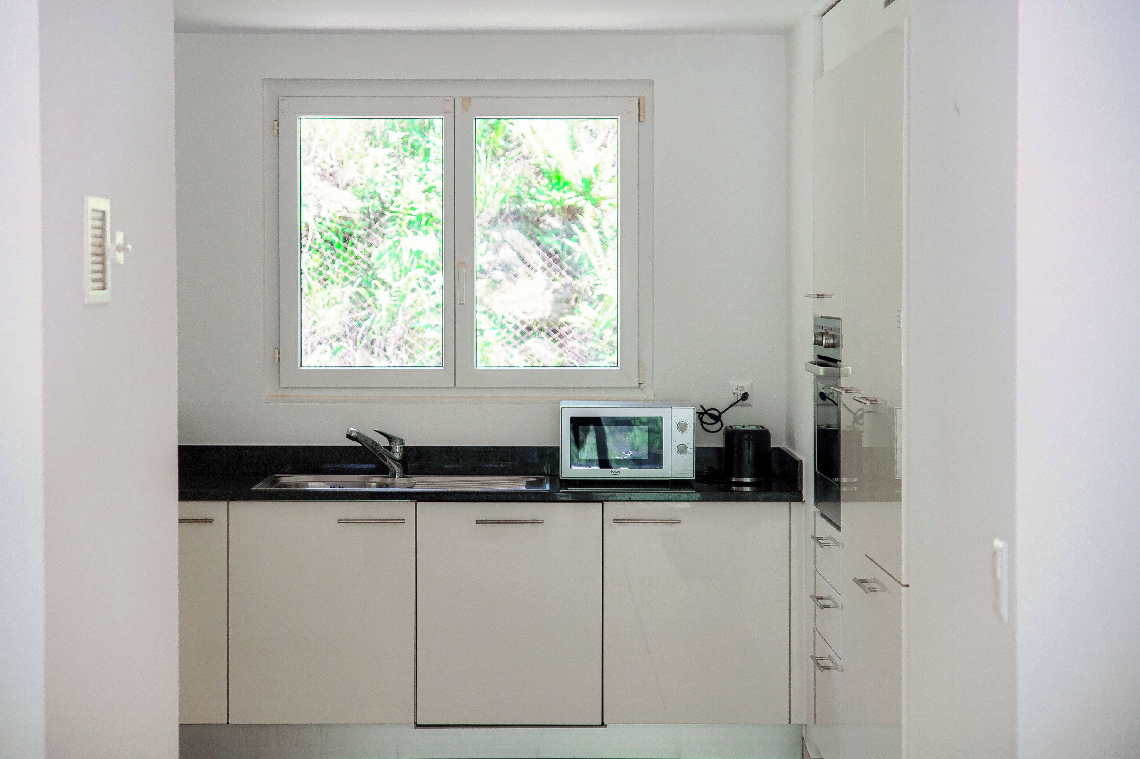 Apartemen Deluks, patio, pemandangan sungai | Dapur pribadi | Lemari es, microwave, oven, dan kompor