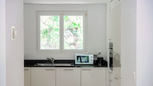 Deluxe Apartment, Patio, River View | Private kitchen | Espresso maker, coffee/tea maker, fridge, microwave - Casa Bianca  (Sonogno)