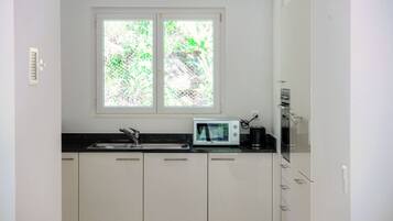 Apartemen Deluks, patio, pemandangan sungai | Dapur pribadi | Lemari es, microwave, oven, dan kompor