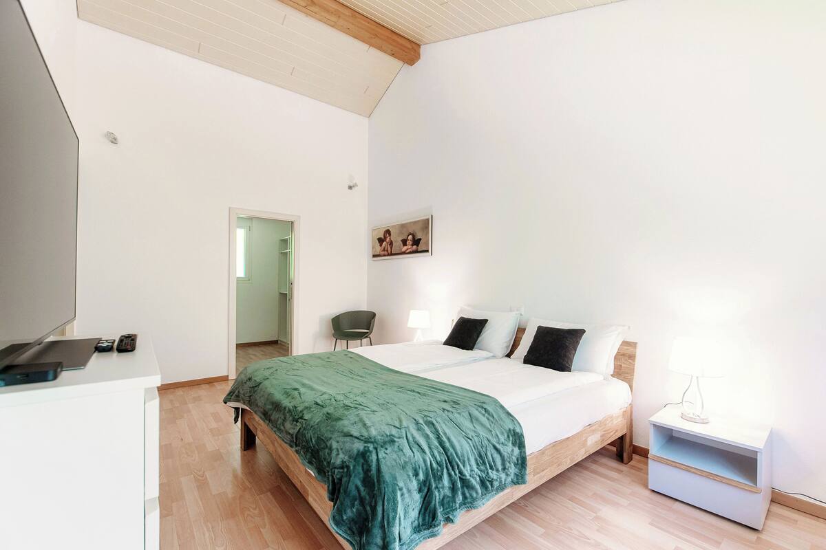 Deluxe appartement, patio, uitzicht op rivier | 3 slaapkamers, donzen dekbedden, gratis wifi, beddengoed