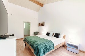 Leilighet – deluxe, terrasse, elveutsikt | 3 soverom, dundyner, wi-fi (inkludert) og sengetøy