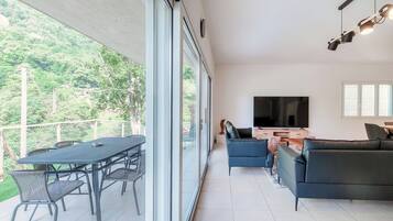 Apartemen Comfort, pemandangan sungai | Area keluarga | Televisi layar datar 65-inci dengan saluran TV digital