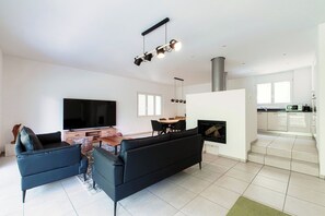 舒适公寓, 河景 | 起居区 | 65-英寸纯平电视（配备数码频道）