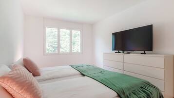 Comfort Apartment, River View | 3 bedrooms, down duvets, free WiFi, bed sheets