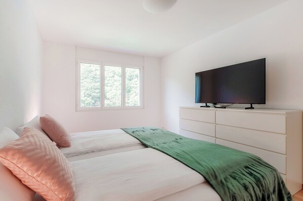Comfort Apartment, River View | 3 bedrooms, down comforters, free WiFi, bed sheets