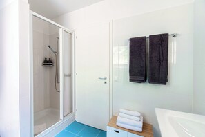 Departamento Confort, vista al río | Baño | Tina y regadera independientes, secadora de cabello, bidet, toallas 