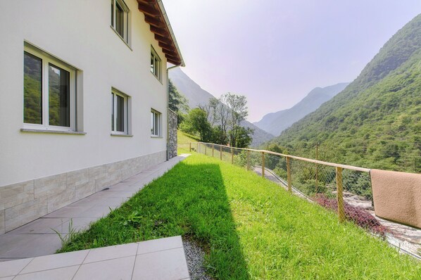 Departamento Confort, vista al río | Vista al jardín
