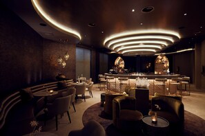 2 bares o lounges 