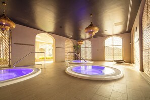 2 piscinas cubiertas, 2 piscinas al aire libre