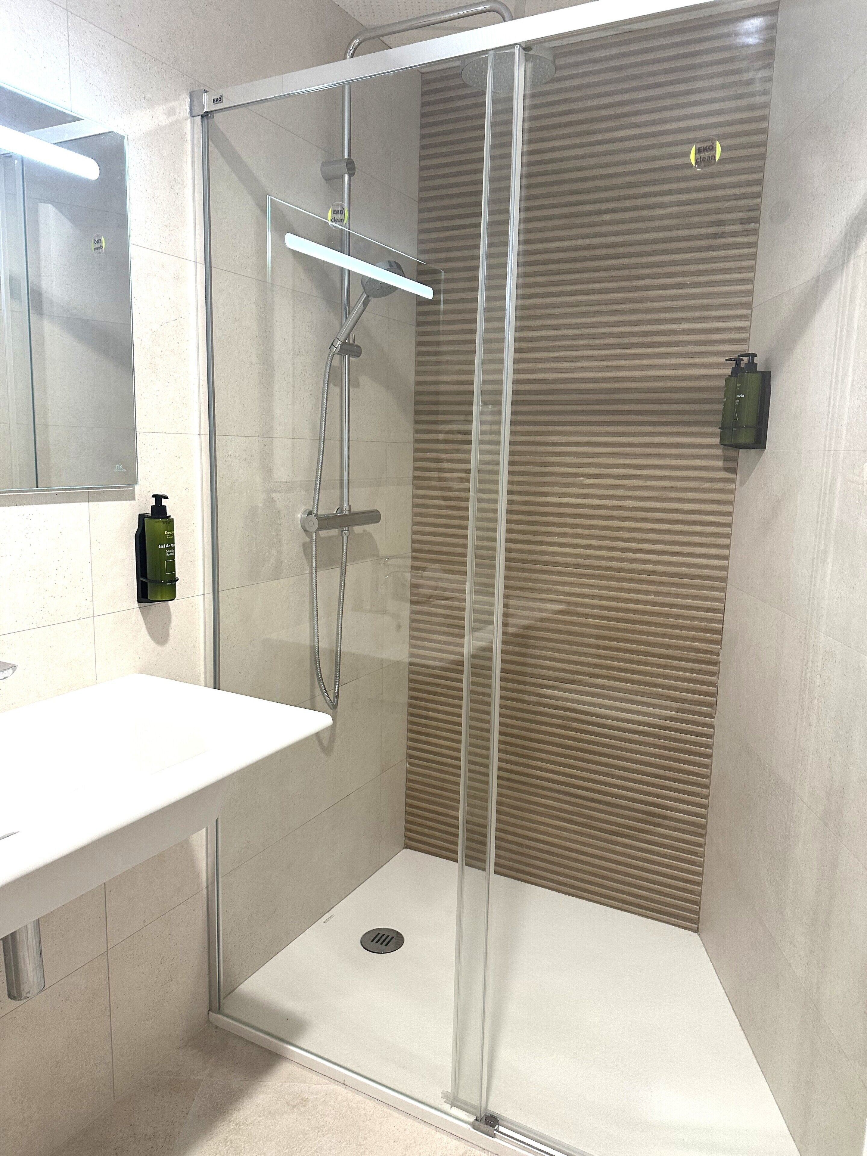 Estudio | Baño | Ducha, secador de pelo, toallas y jabón