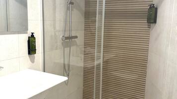 Estudio | Baño | Ducha, secador de pelo, toallas y jabón