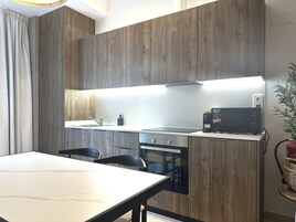 Frigorífico, microondas, horno y placa de cocina