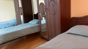 ์ปดํฌํธ๋ฃธ, ๊ธ์ฐ, ํ์ฐ์คํคํ | 1 ๊ฐ์ ์นจ์ค, ๋ฏธ๋๋ฐ, ์ฑ
์, ๋
ธํธ๋ถ ์์
 ๊ณต๊ฐ