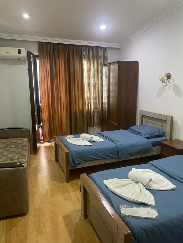 1 bedroom, minibar, desk, laptop workspace