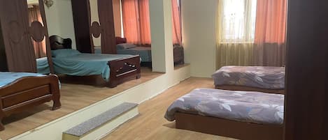 Chambre Confort, non-fumeurs, service de ménage | 1 chambre, minibar, bureau, espace de travail pour ordinateur portable