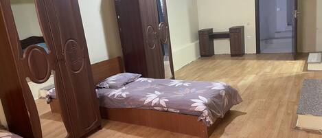 豪華三人房 | 迷你吧、書桌、手提電腦工作空間、隔音