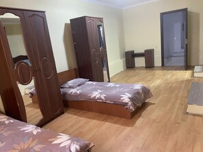 デラックス トリプルルーム | 1 室のベッドルーム、ミニバー、デスク、ノートパソコン用作業スペース