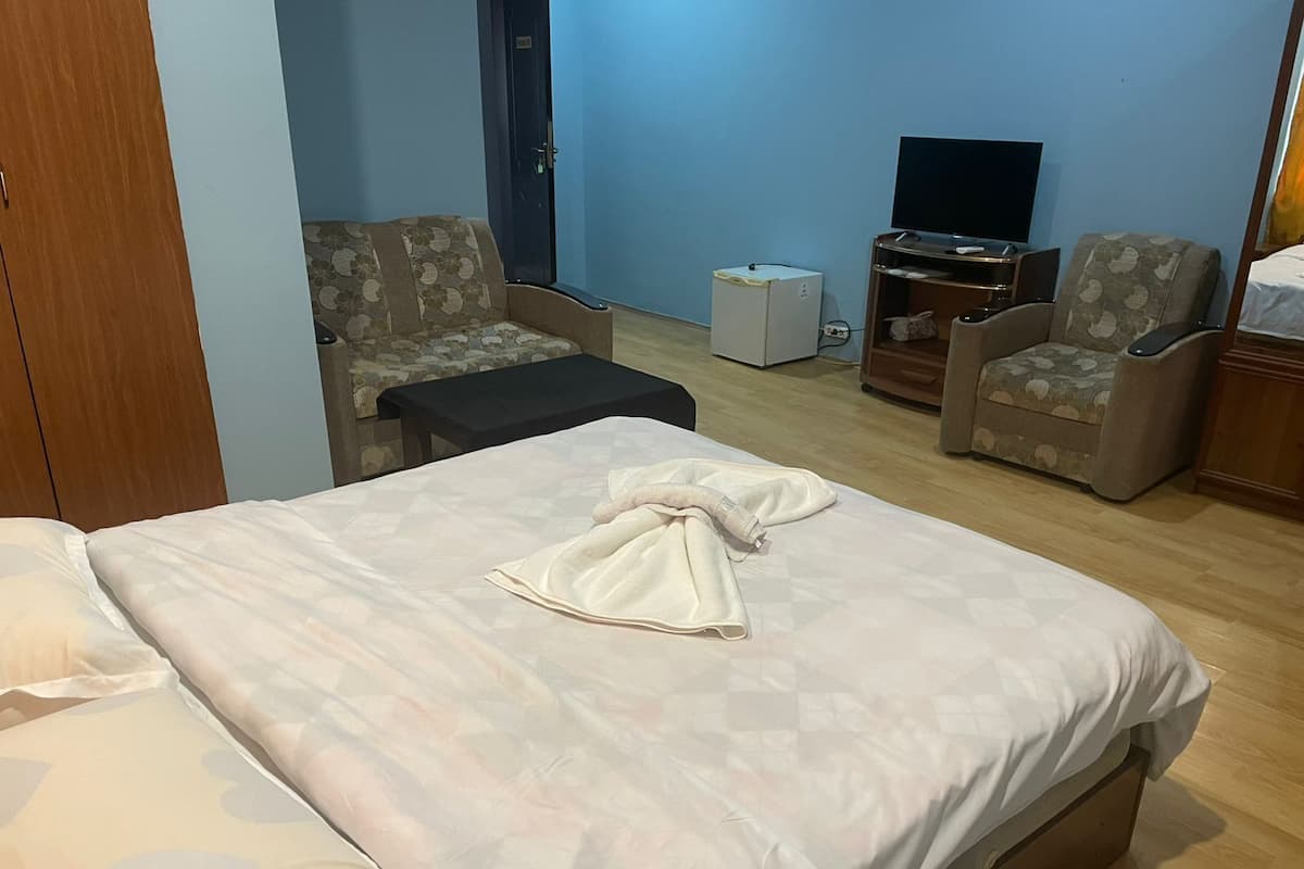 Comfort Double Room | 1 bedroom, minibar, desk, laptop workspace