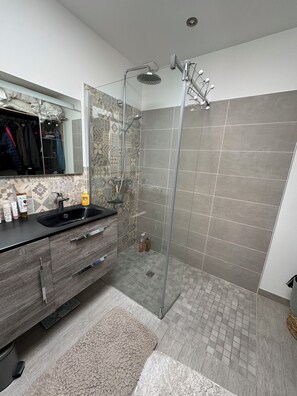 Een douche, een haardroger