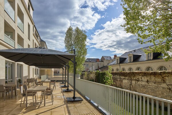 Terrace/patio - Quality Suites Saumur (Saumur)