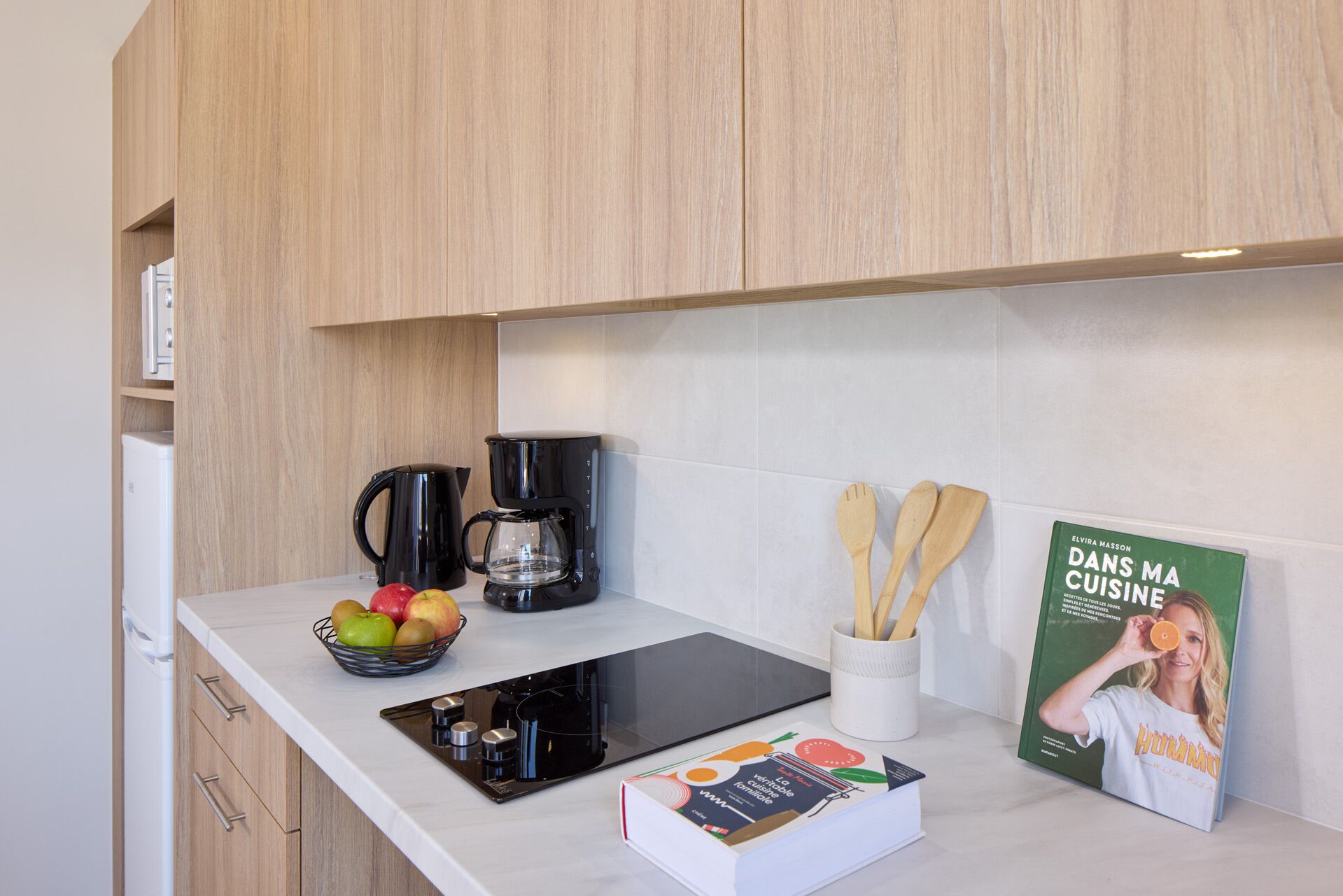 Mini-Kühlschrank, Mikrowelle, Herdplatte, Kochgeschirr/Geschirr/Besteck