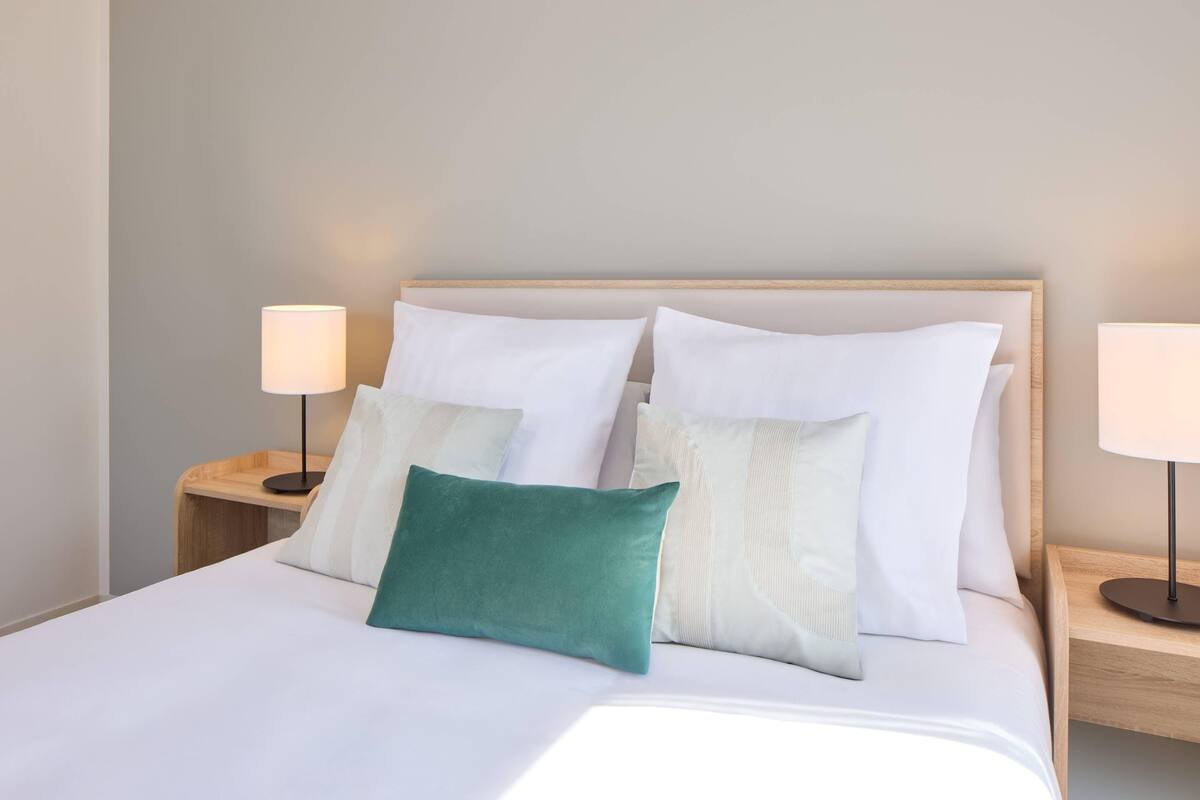 Free cribs/infant beds, free WiFi, bed sheets