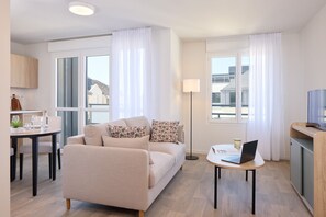 32-inch flat-screen TV with digital channels, offices - Quality Suites Saumur (Saumur)