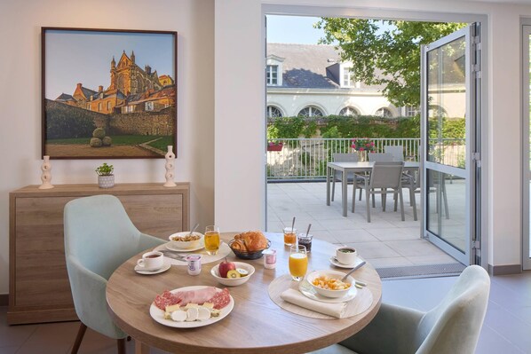 Daily continental breakfast (EUR 12.90 per person) - Quality Suites Saumur (Saumur)