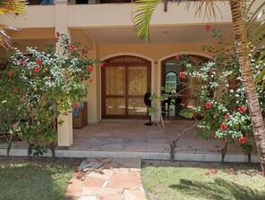 Terrace/patio - Mu Tu Lui C07- comfortable apartment close to the sea, just 100 meters from the beach. (Porto Seguro)