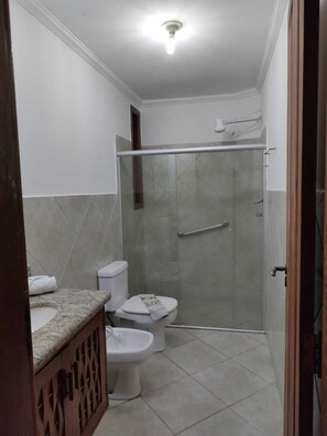 Douche, serviettes fournies, savon, papier toilette