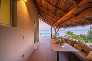 Leilighet – deluxe, strandutsikt | Terrasse/patio