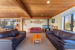 TV, fireplace - Lakefront at 5 Mile (Taupo)