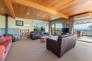 TV, fireplace - Lakefront at 5 Mile - right on the lake! (Taupo)