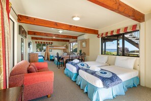 3 bedrooms, iron/ironing board, free WiFi - Lakefront at 5 Mile (Taupo)