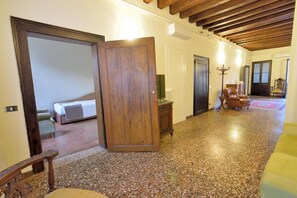 Apartment, Balkon | Wohnbereich | Flachbildfernseher