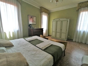 Apartment, Balkon | 4 Schlafzimmer, Bügeleisen/Bügelbrett, kostenloses WLAN