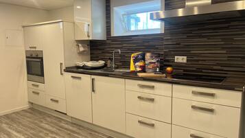 Frigorífico, microondas, horno y placa de cocina