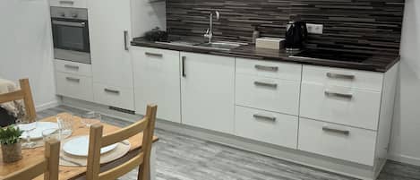 Réfrigérateur, four à micro-ondes, un four, surface de cuisson